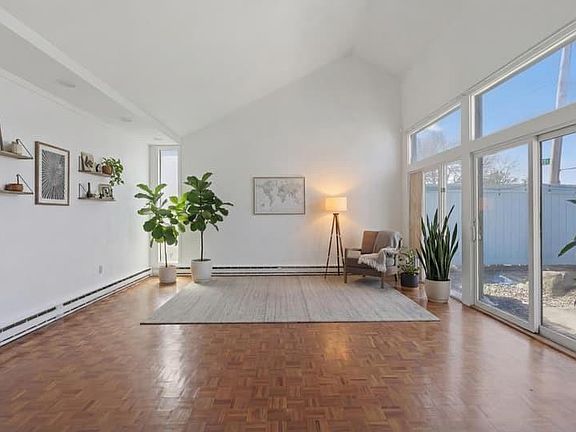 4th image of 111 Roger Williams Cir