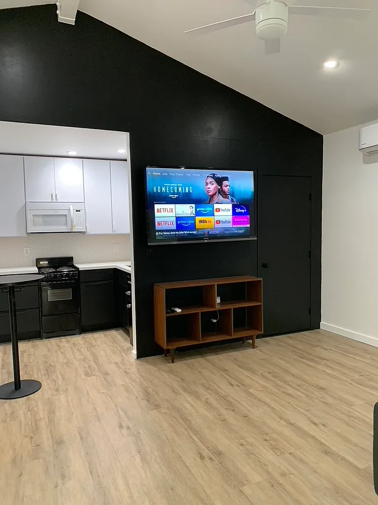 1 bed, 400 sqft, $2,500 — Photo 1