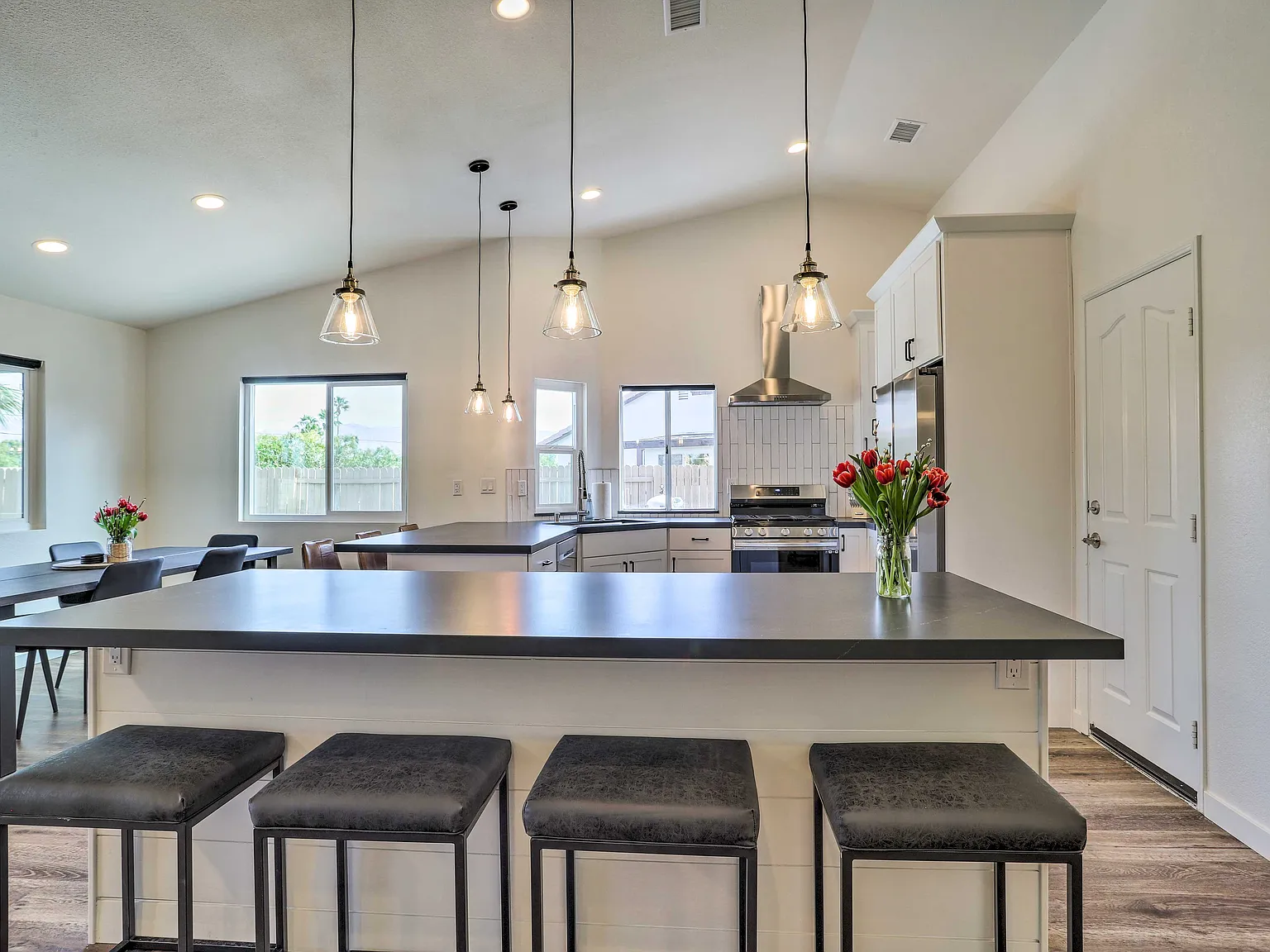 3 bed, 1336 sqft, $3,700 — Photo 4
