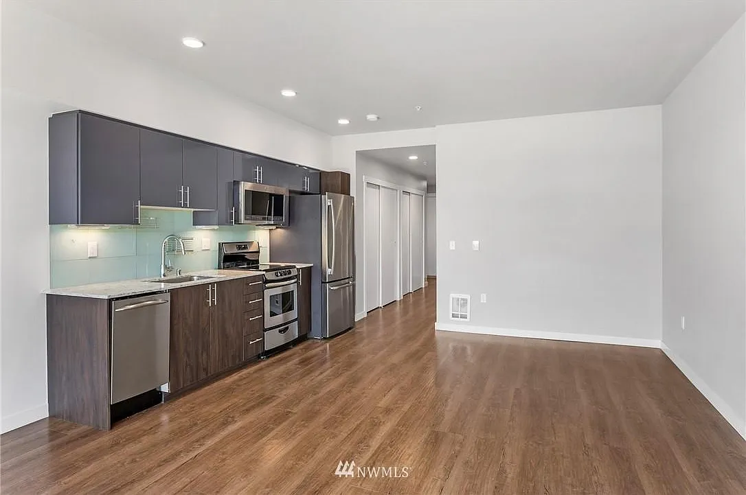 1085 103rd Ave NE — Photo 2