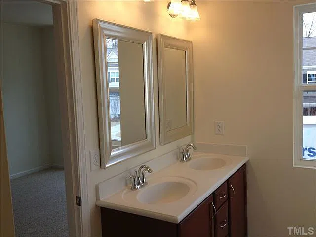 3 bed, 2.5 bath, 1770 sqft, $1,900 — Photo 4