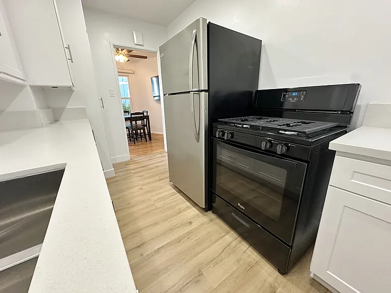 11089 STRATHMORE DRIVE - Westwood, CA 90024 - NEWLY REMODELED Kitchen w/ Refrigerator & Oven/Range