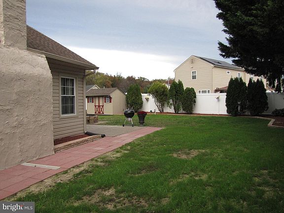 5th image of 209 Burgundy Dr