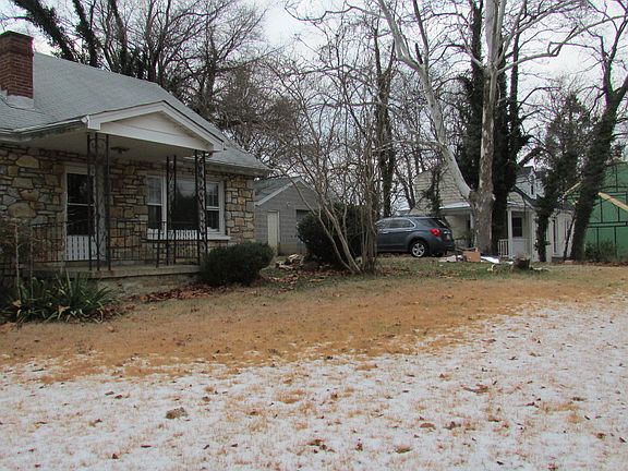 4th image of 208 Robinson St