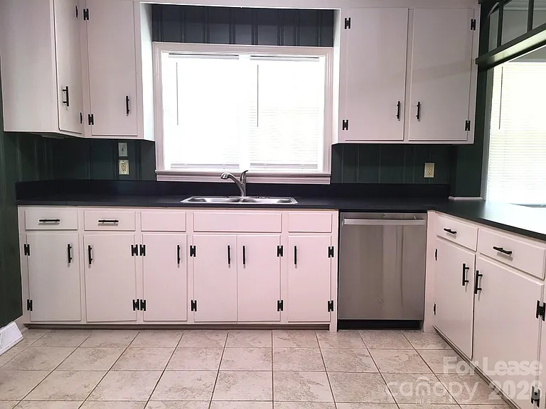 1425 Academy St — Photo 5