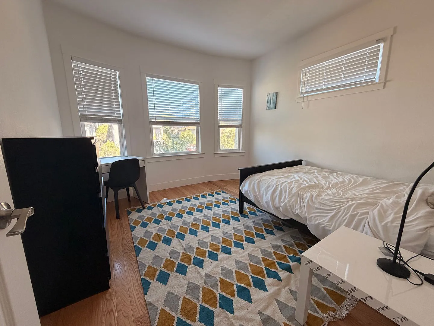 1 Room inside a 4 Bedroom Apartment — Photo 3