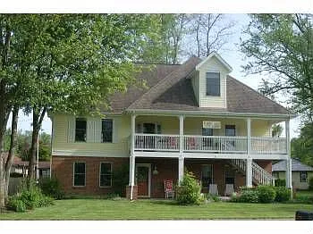 5575 Lake Shore Dr NE photo 1