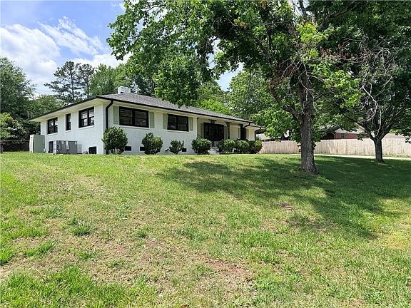 2nd image of 2304 Poplar Ln