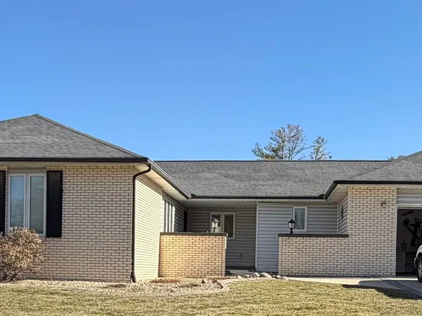 33 Greentrail Dr, Chatham, IL 62629