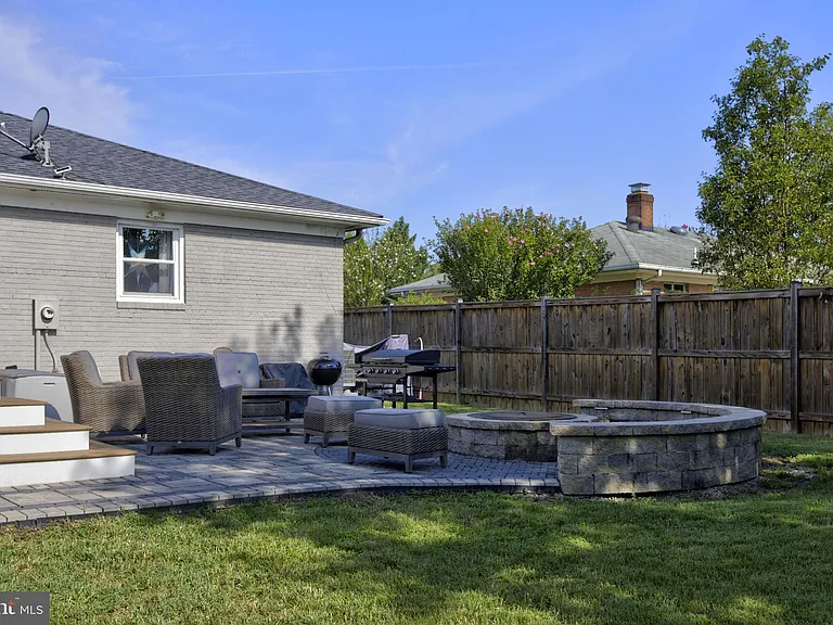 1015 Woods Pl — Photo 33