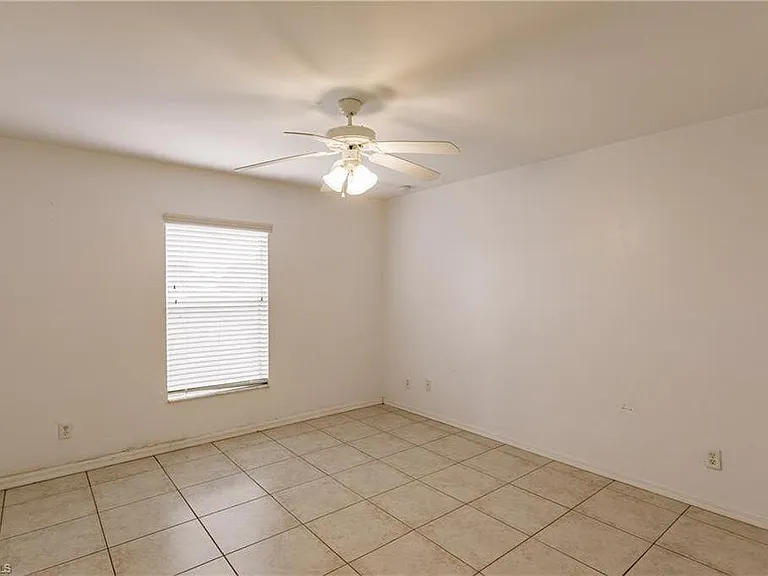1627 NE 7th Pl — Photo 17