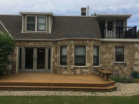 Side entrance w/deck