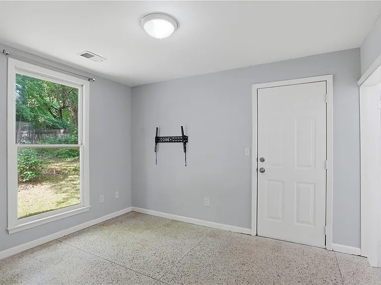 2209 Cherring Ln — Photo 17