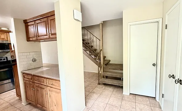 2 bed, 2.5 bath, 1100 sqft, $4,300 — Photo 2