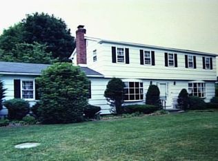 8 Longview Hts, Newtown, CT 06470