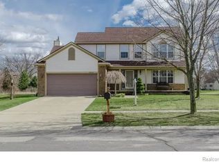 1920 Oak Squire Ln, Howell, MI 48855