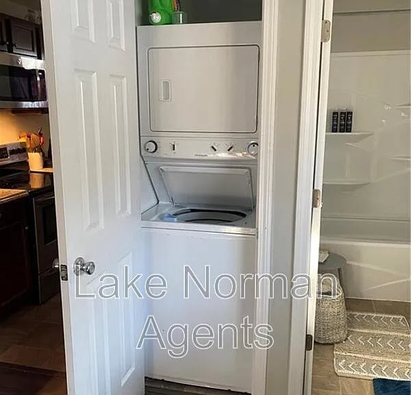 720 E Pine St — Photo 3