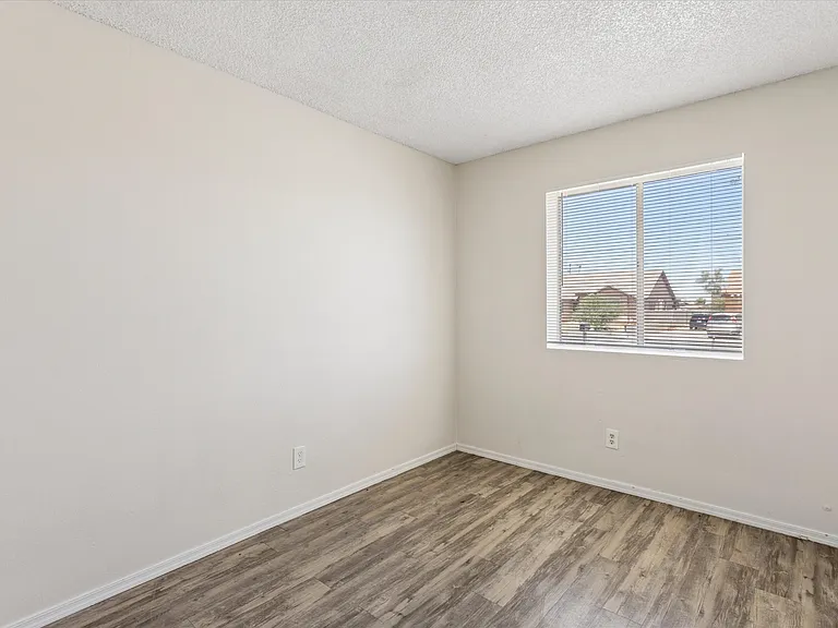 735 E South Mountain Ave — Photo 29
