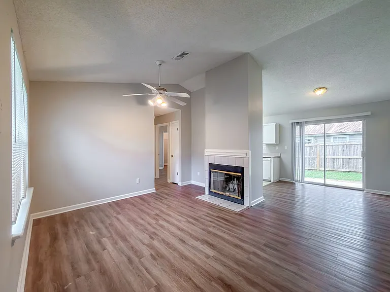 1367 Idlewild Dr — Photo 4