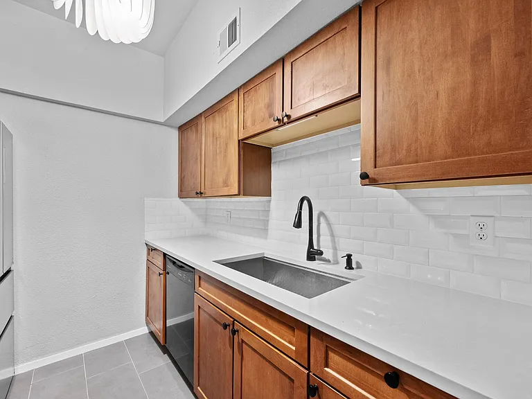 1509 W 39th 1/2 St #108 — Photo 9