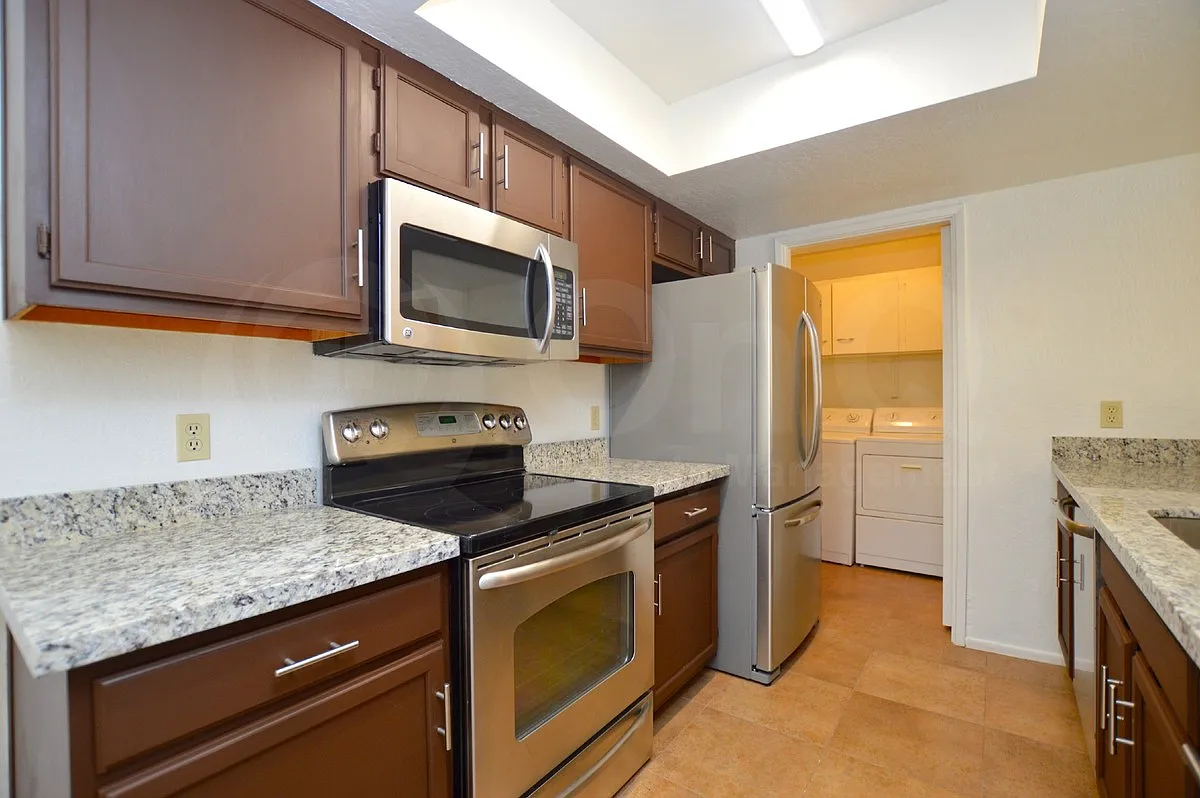 2 bed, 2.0 bath, 907 sqft, $1,749 — Photo 2