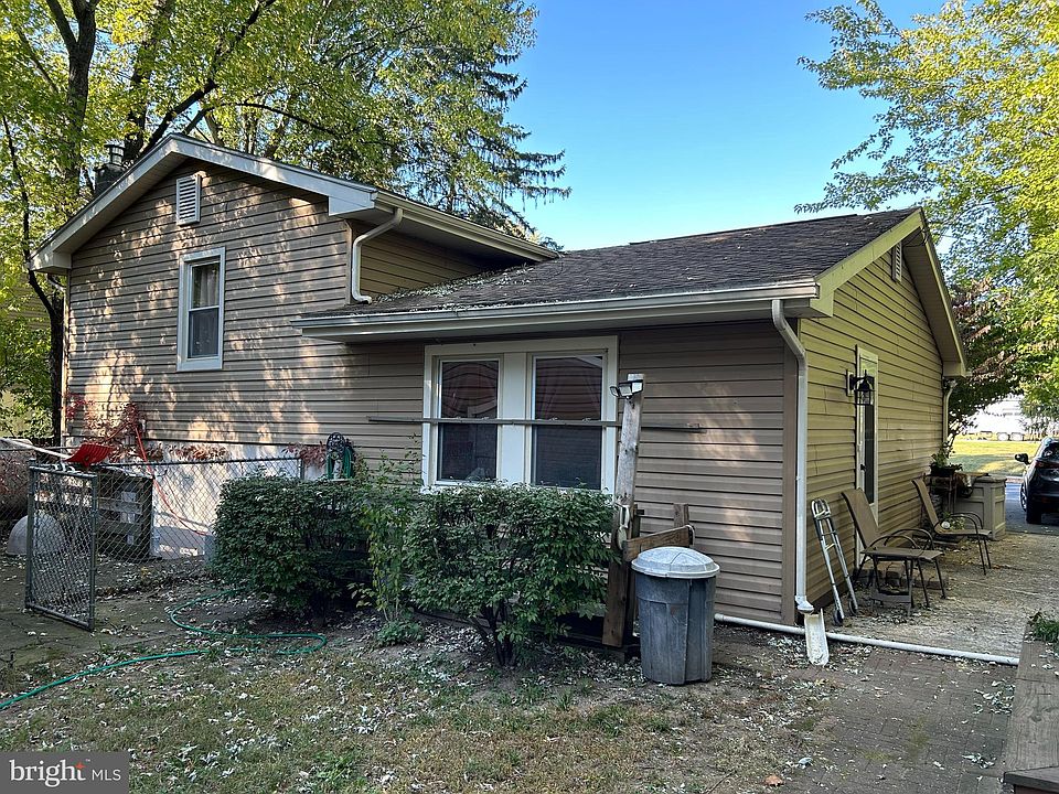 2nd image of 663 Essex St