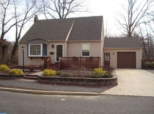 530 Lakeview Dr, Runnemede, NJ