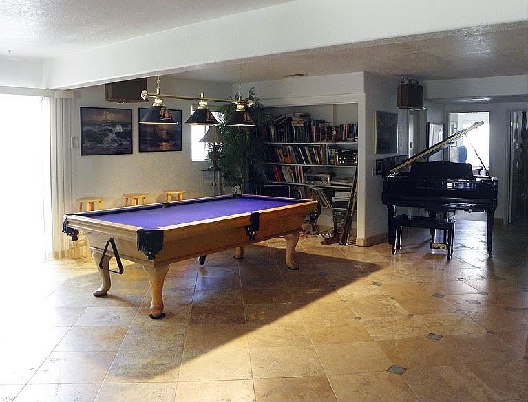 Pool & Entertainment