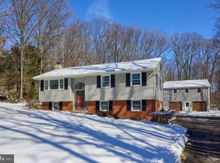 5245 Honeysuckle Ln, New Holland, PA 17557