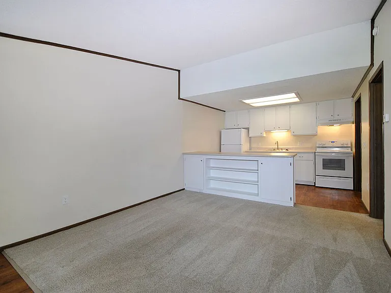 Surrey Park Apartments — Photo 38
