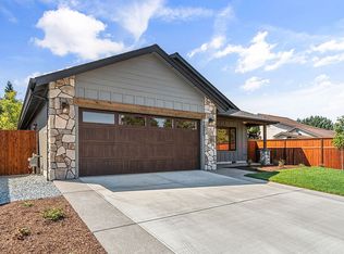 1005 SW River Mist Ln, Grants Pass, OR 97527