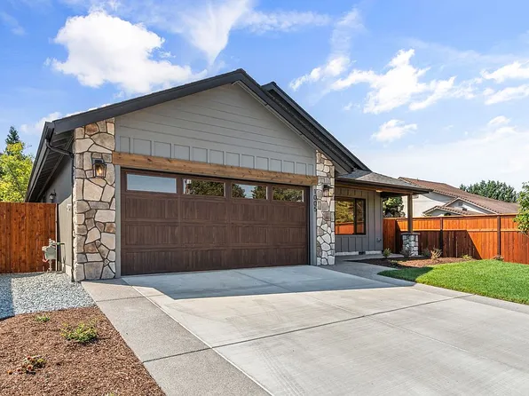 1005 SW River Mist Ln, Grants Pass, OR 97527