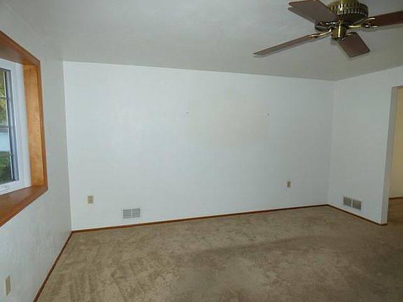 3rd image of 51 Green Glen Dr