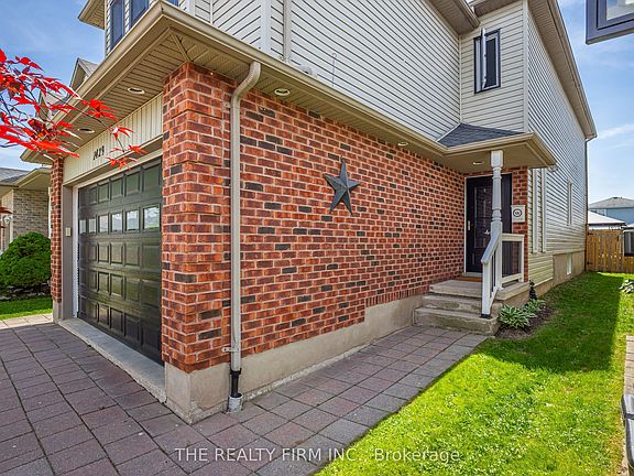 3rd image of 1429 Aspenridge Cres
