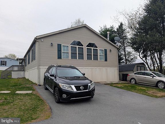 2nd image of 3 Hawthorne Ln