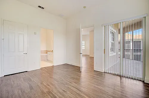 Aberdeen - Large master bedroom with private bathroom and walk-in closet