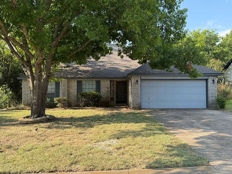 1221 Castleman Dr — Photo 1