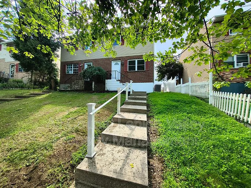 3 bed, 2.0 bath, 1008 sqft, $2,045 — Photo 1
