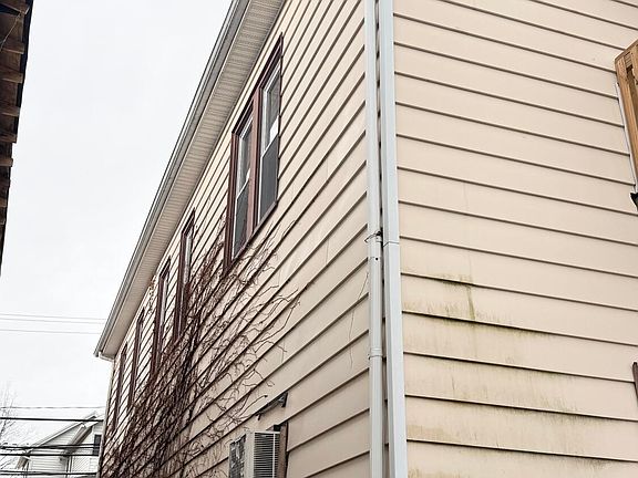 4th image of 46 Fallbrook St