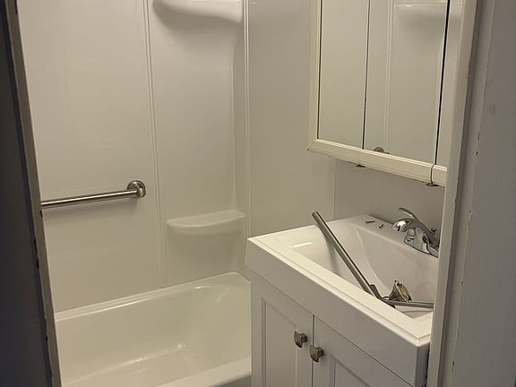 5th image of 905 E North St