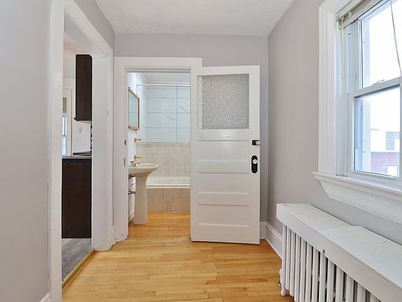 3rd image of 438 Parkdale Ave #2