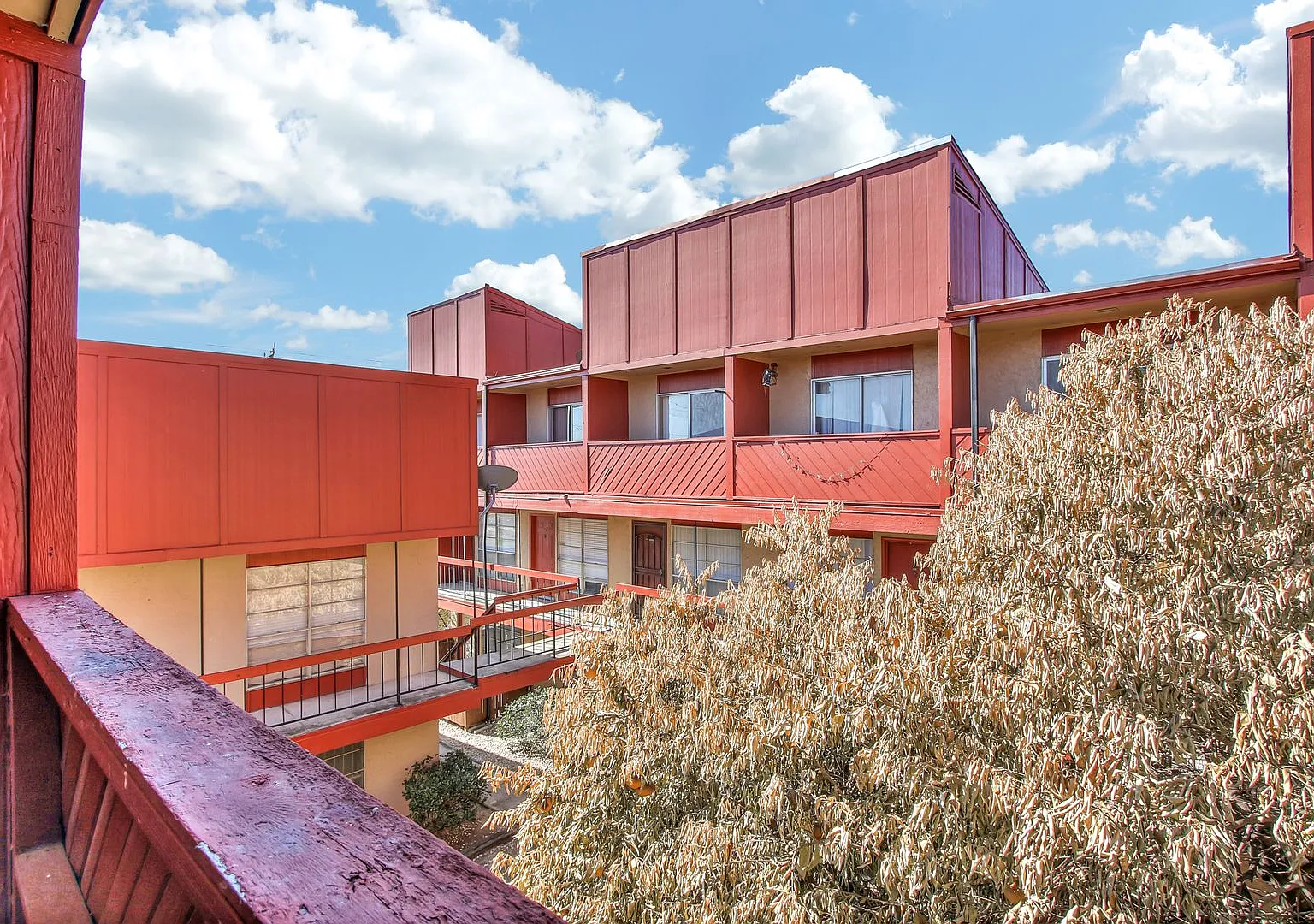 Stylish Two-Story Unit in Macarthur Townhomes with Modern Amenities — Photo 1