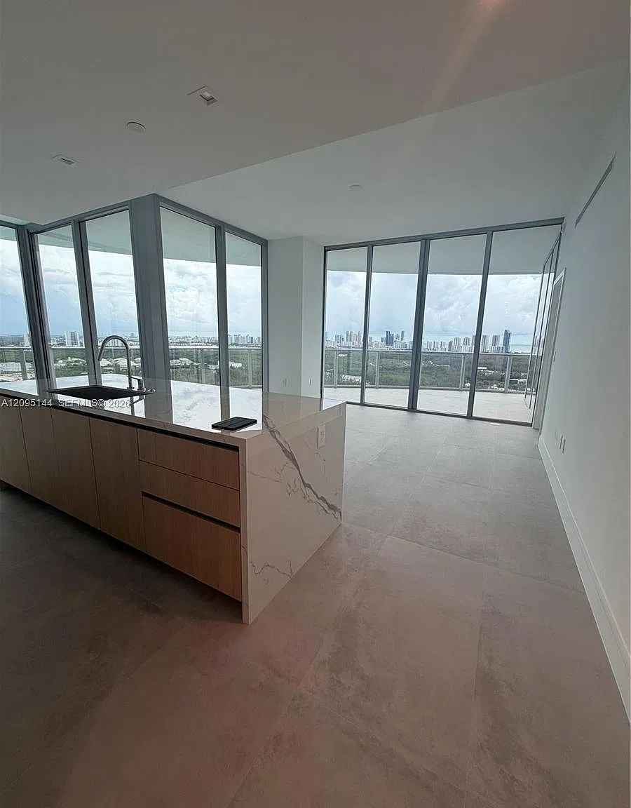 One Park Tower — Photo 2