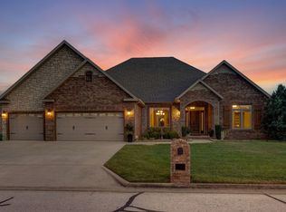 910 W Lorenza Dr, Nixa, MO 65714