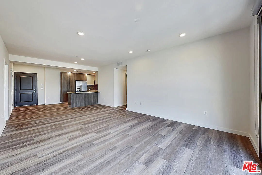 3 bed, 3.0 bath, 1640 sqft, $4,995 — Photo 3