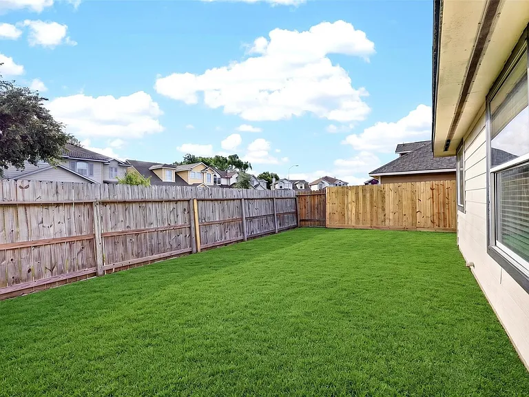 15014 Middle Oaks Blvd — Photo 35