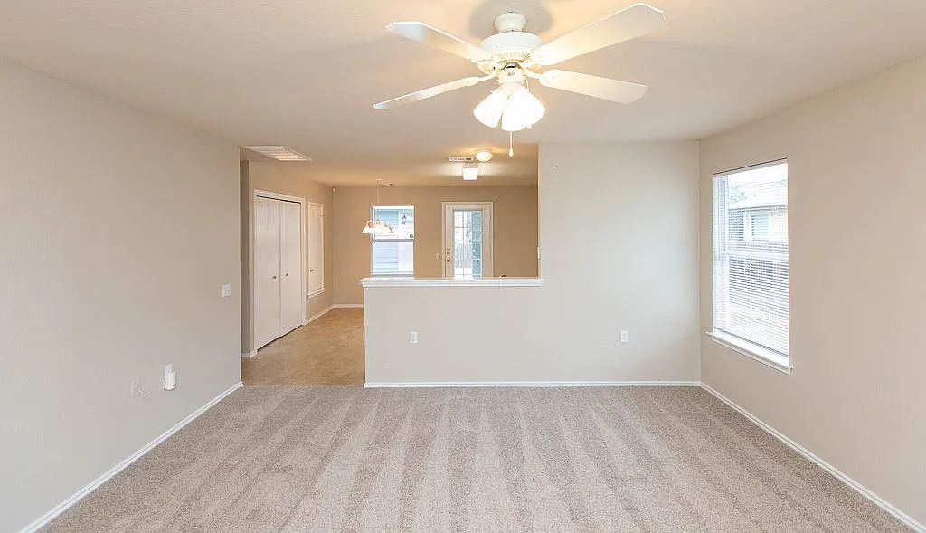 3 bed, 2.0 bath, 1300 sqft, $1,600 — Photo 4
