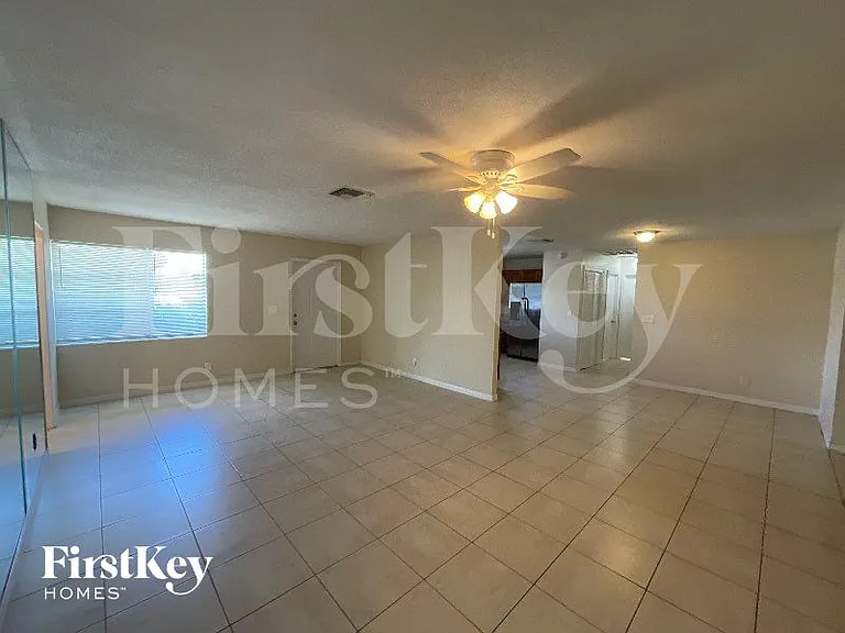 4304 N Shore Dr — Photo 2