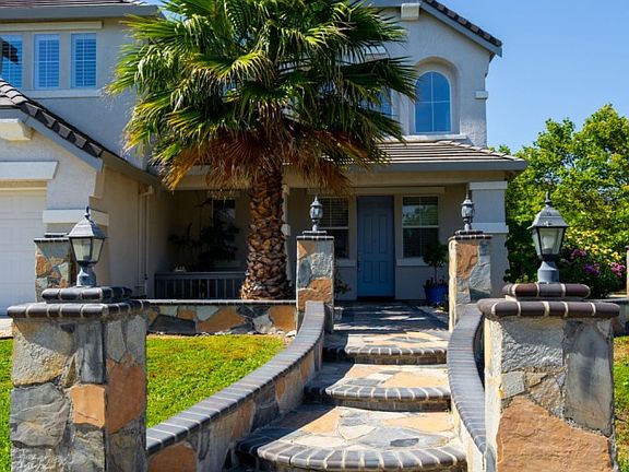 3rd image of 371 Menard Cir