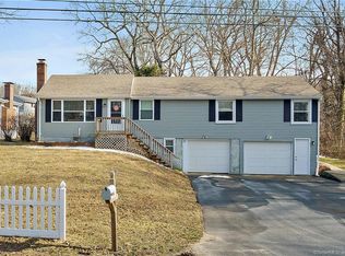 11 Sachem Ln, Uncasville, CT 06382